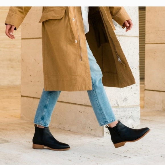 Nisolo Black Leather Eva Everyday Chelsea Boot Size 7.5 ankle booties - Picture 4 of 13